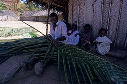 Archipel-des-Comores;-Artisanat;-Enfants;-France;-Homme;-Kaleidos;-Kaleidos-images;-La-parole-à-limage;-Laurent-Abad;-Mayotte;-Océan-Indien;-Palme-de-cocotier;-Stories-Pictures;-Tressage;-Vie-quotidienne;-Village
